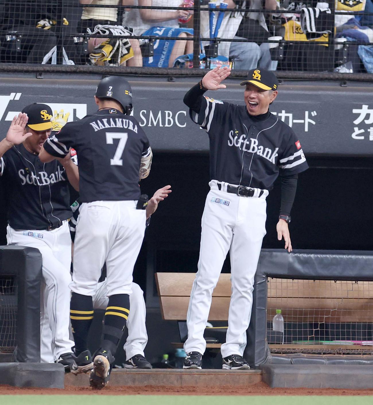 日本ハム対ソフトバンク　2回表、本塁打を放った中村を出迎える小久保監督（撮影・黒川智章）