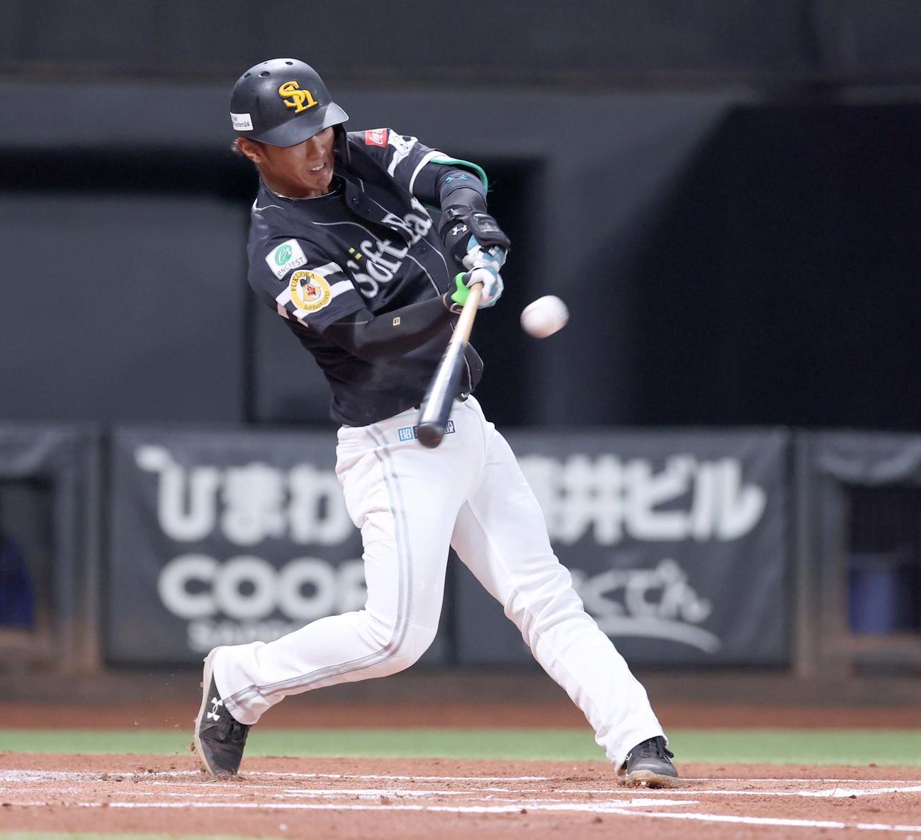 日本ハム対ソフトバンク　2回表ソフトバンク2死、右越え本塁打を放つ今宮（撮影・黒川智章）