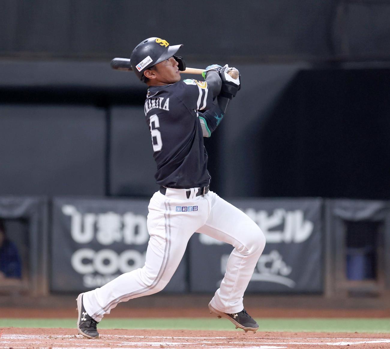 日本ハム対ソフトバンク　2回表ソフトバンク2死、右越え本塁打を放つ今宮（撮影・黒川智章）