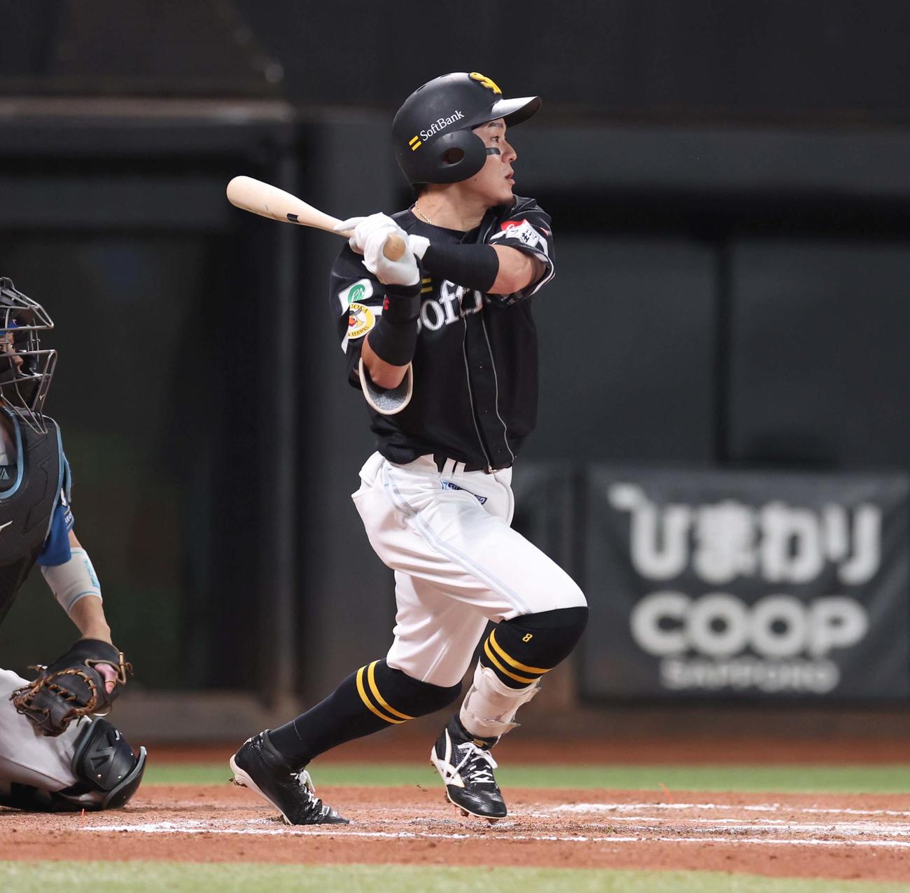 日本ハム対ソフトバンク　6回表ソフトバンク2死三塁、左前適時打を放つ牧原大（撮影・黒川智章）