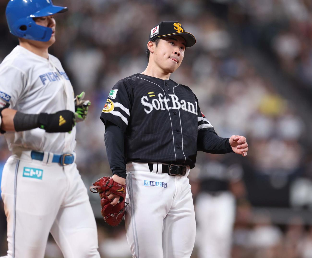 日本ハム対ソフトバンク　5回裏日本ハム1死、清宮幸を一ゴロにとる松本晴（撮影・黒川智章）