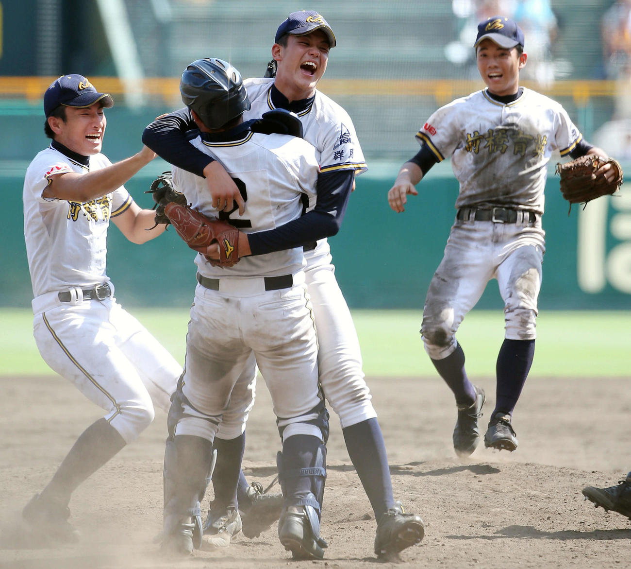 13年8月、初出場初優勝を果たし、ナインと抱き合って喜ぶ前橋育英・高橋