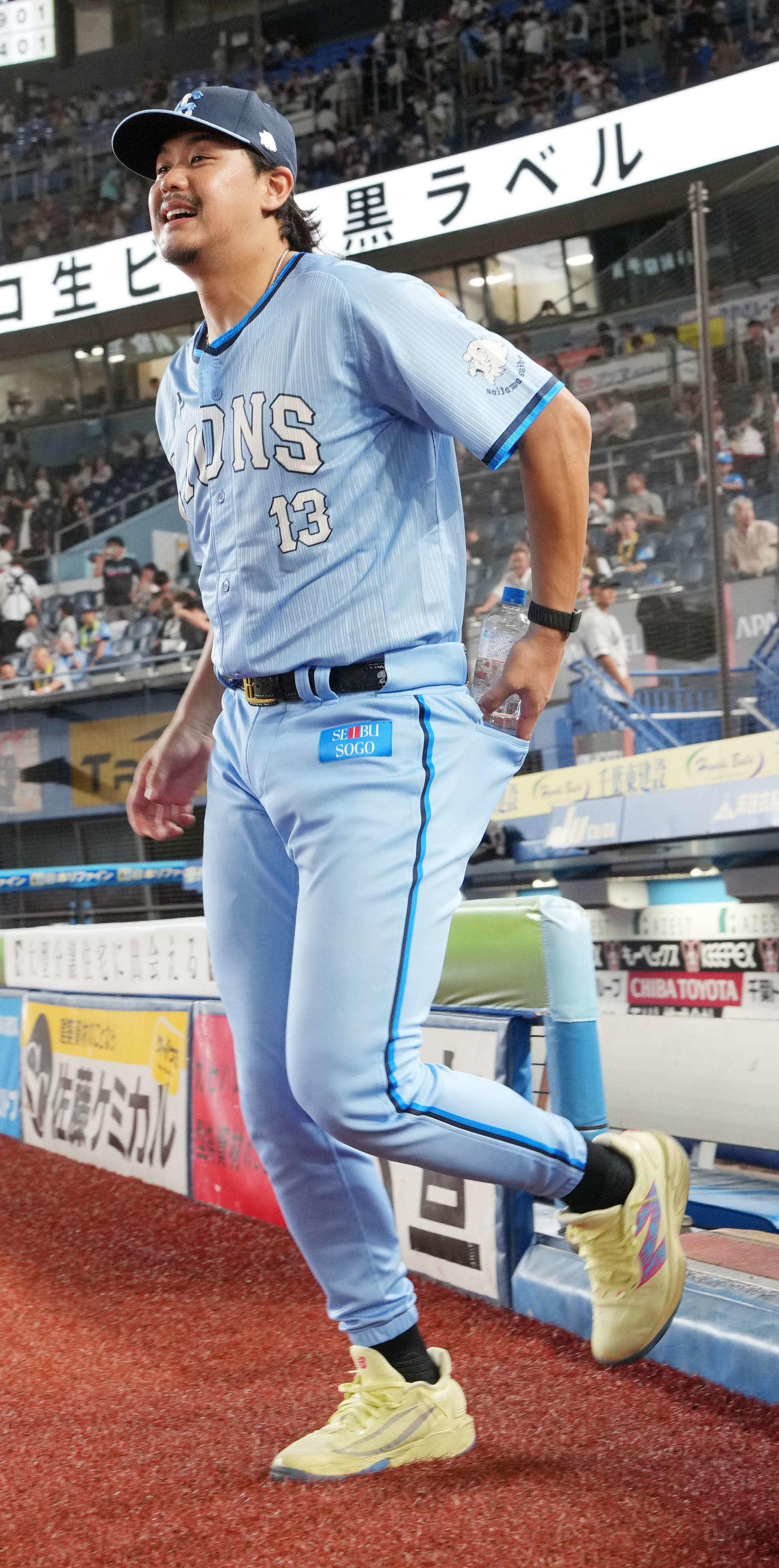 ロッテ対西武　今季5勝目を挙げ笑顔でヒーローインタビューに臨む西武高橋（撮影・小沢裕）