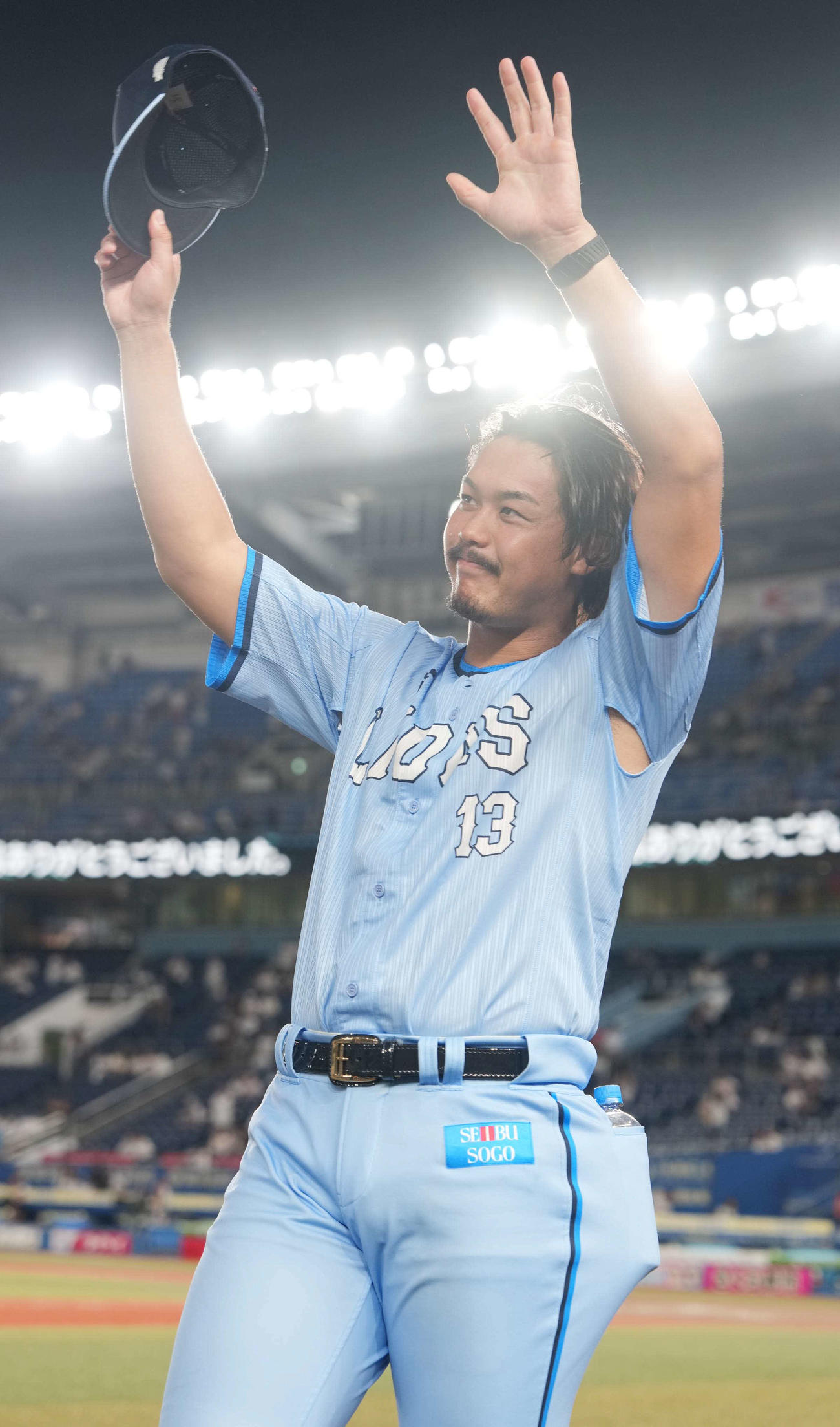 ロッテ対西武　今季5勝目を挙げファンの声援に応える西武高橋（撮影・小沢裕）