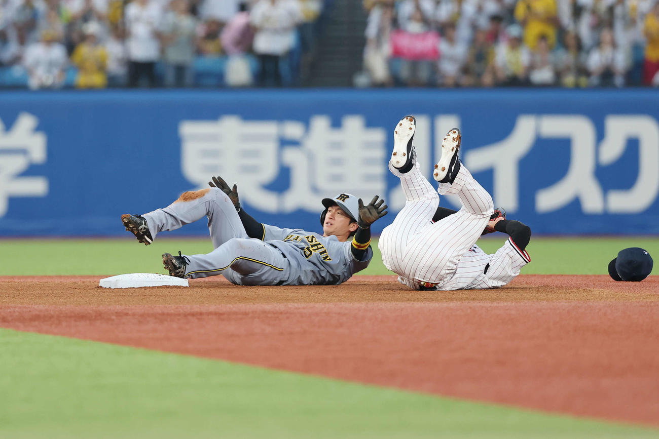 ヤクルト対阪神　1回表阪神無死一塁、二塁盗塁を阻止された近本（撮影・宮地輝）