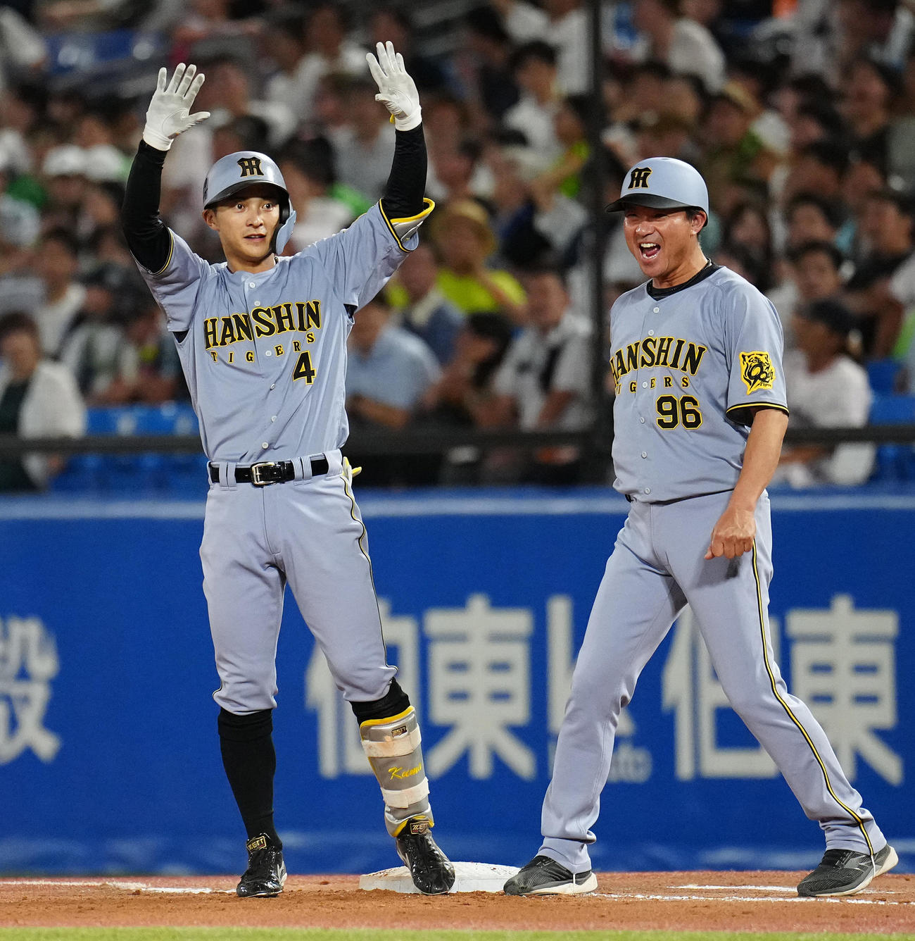 ヤクルト対阪神　10回表阪神1死満塁、中2点適時打を放った熊谷はベンチに向かってポーズ（撮影・鈴木みどり）