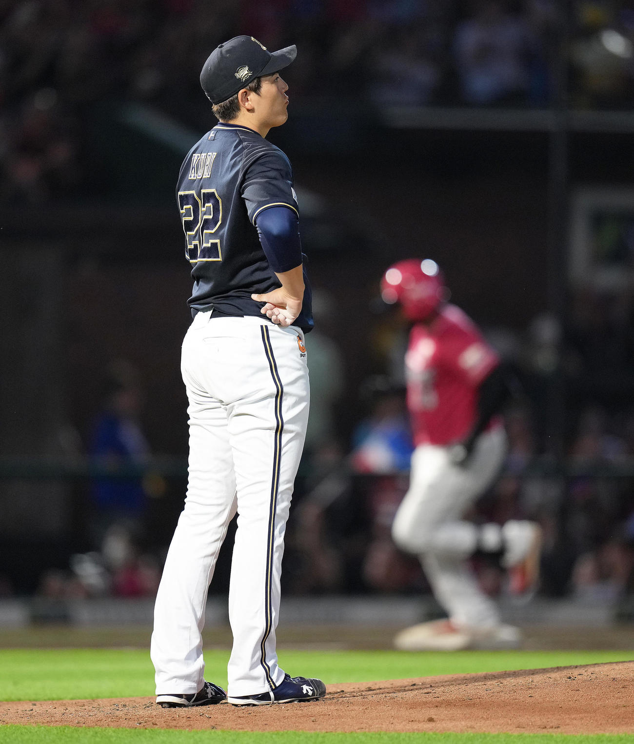 楽天対オリックス　2回裏楽天無死一塁、フランコ（後方）に2点本塁打を浴びた九里（撮影・足立雅史）