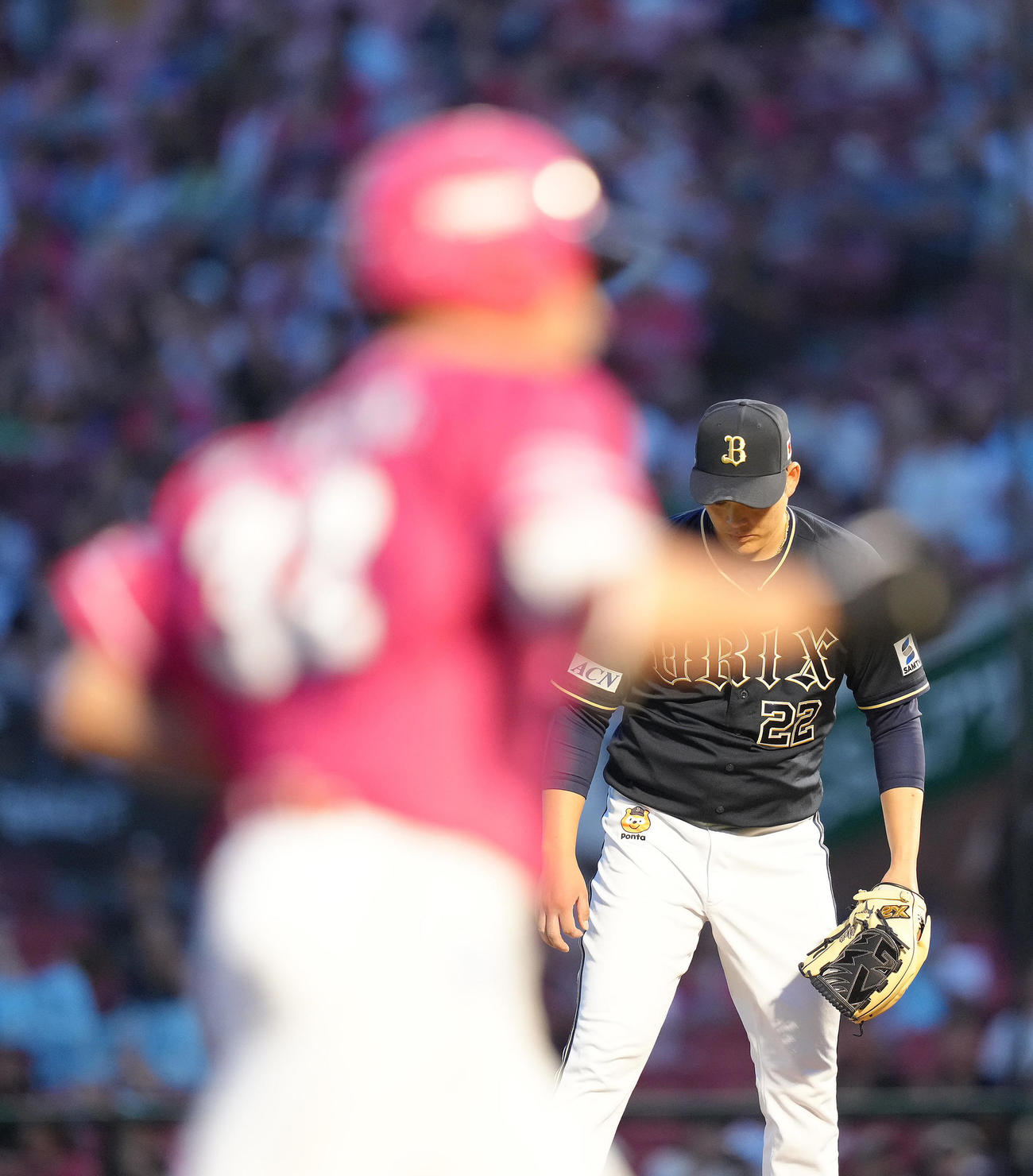 楽天対オリックス　1回裏楽天無死、中島（手前）に先頭打者本塁打を浴びた九里（撮影・足立雅史）