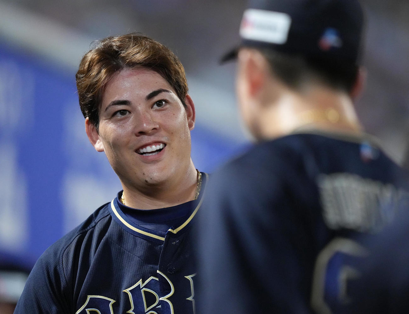 楽天対オリックス　3回、好捕を見せたオリックス杉本（右）を笑顔で迎える九里（撮影・足立雅史）
