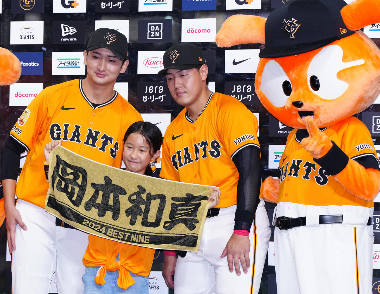 巨人対DeNA　試合後、お立ち台でファンと写真に納まる巨人岡本（中央右）と横川（左端）（撮影・江口和貴）