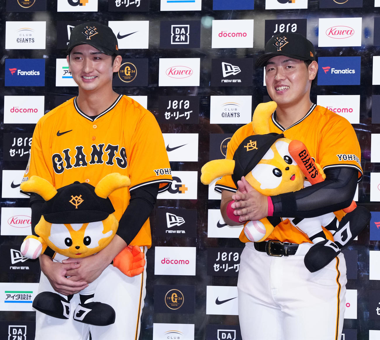 巨人対DeNA　試合後、お立ち台でインタビューを受ける巨人岡本（右）と横川（撮影・江口和貴）