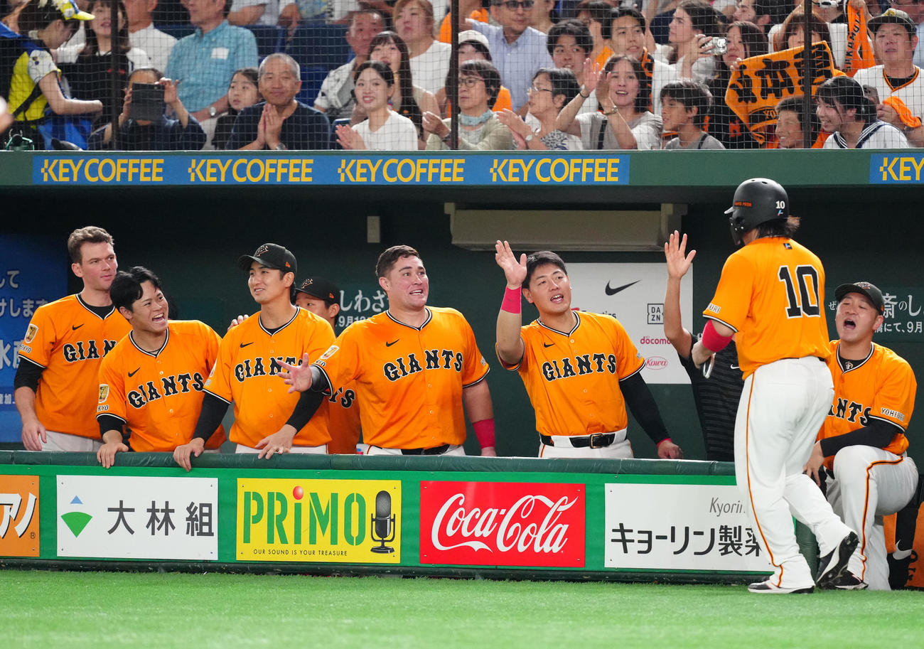 巨人対DeNA 6回裏巨人2死一、二塁、泉口の適時二塁打で生還した甲斐（右から2人目）を迎える岡本（同3人目）ら選手たち（撮影・江口和貴）