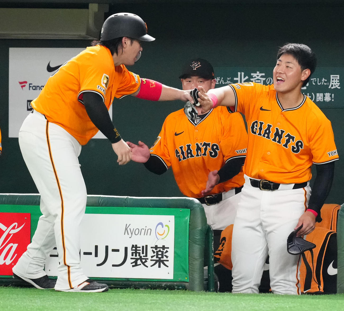 巨人対DeNA 6回裏巨人2死一、二塁、泉口の適時二塁打で生還した甲斐（左）とタッチを交わす岡本（撮影・江口和貴）