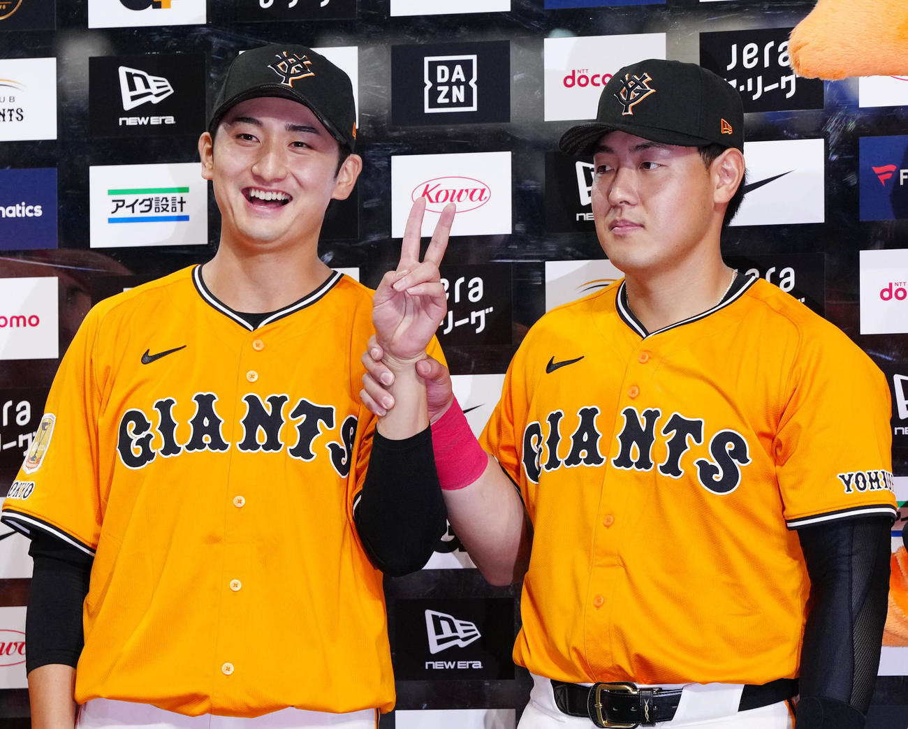 巨人対DeNA　試合後、お立ち台で写真に納まる巨人岡本（右）と横川（撮影・江口和貴）