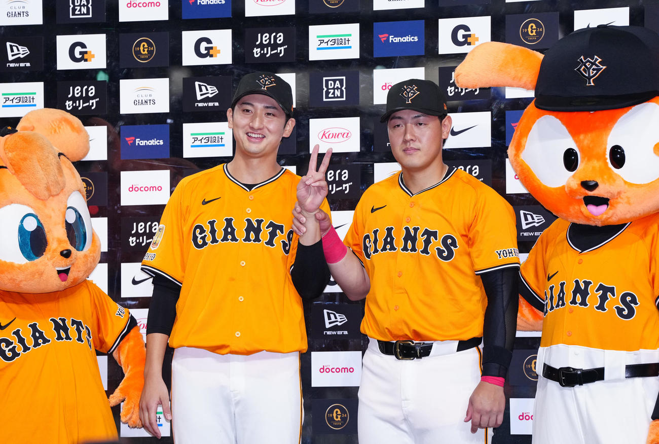 巨人対DeNA　試合後、お立ち台で写真に納まる巨人岡本（中央右）と横川（撮影・江口和貴）