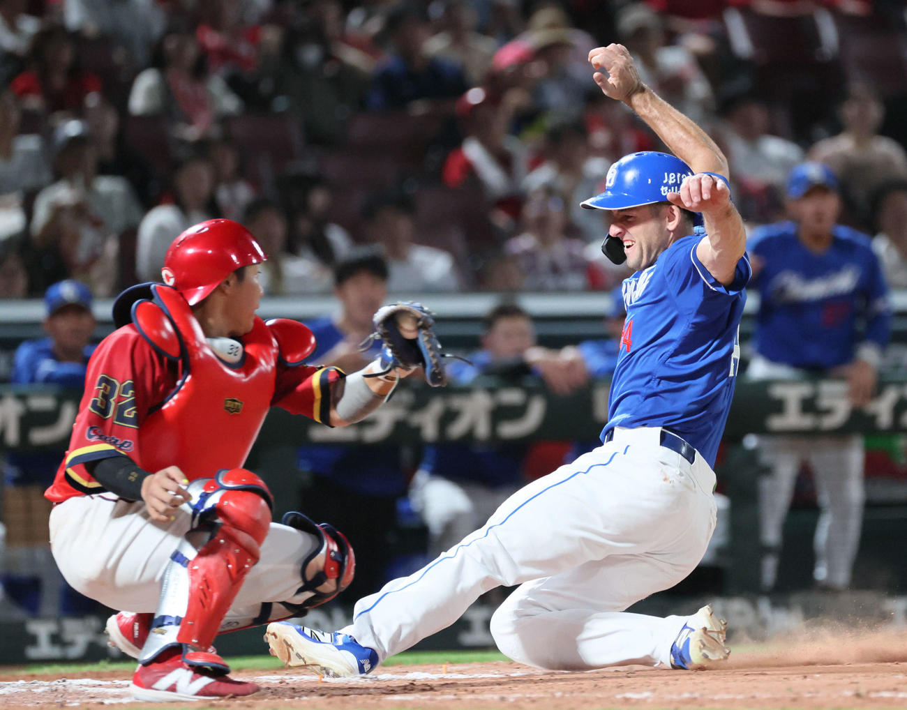 広島対中日　11回表中日1死一、三塁、石伊のスクイズバントでロドリゲスが生還。捕手は石原（撮影・加藤孝規）