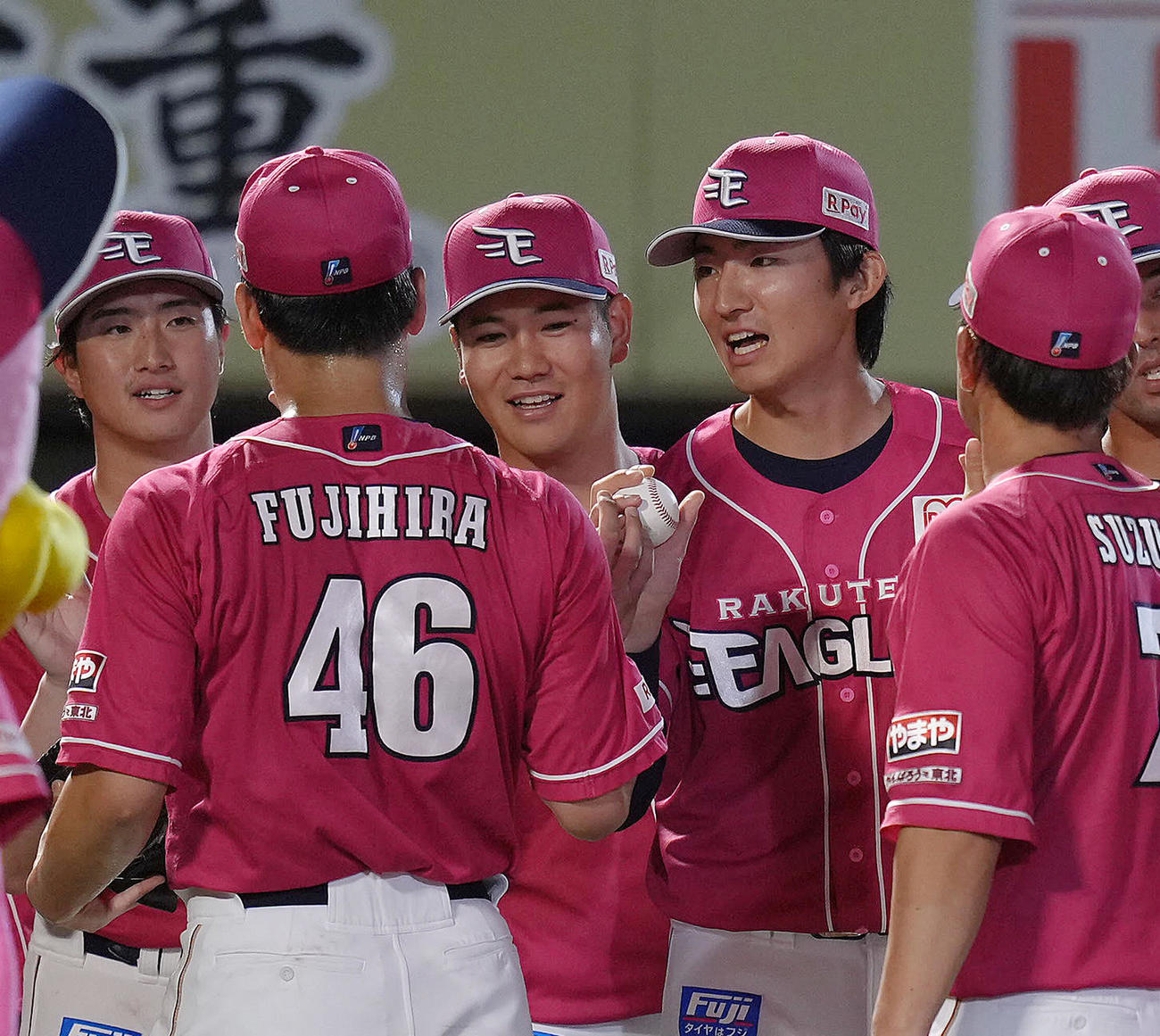 楽天対オリックス　オリックスから勝利を挙げた楽天荘司（右）は藤平から勝利球を受け取る（撮影・足立雅史）