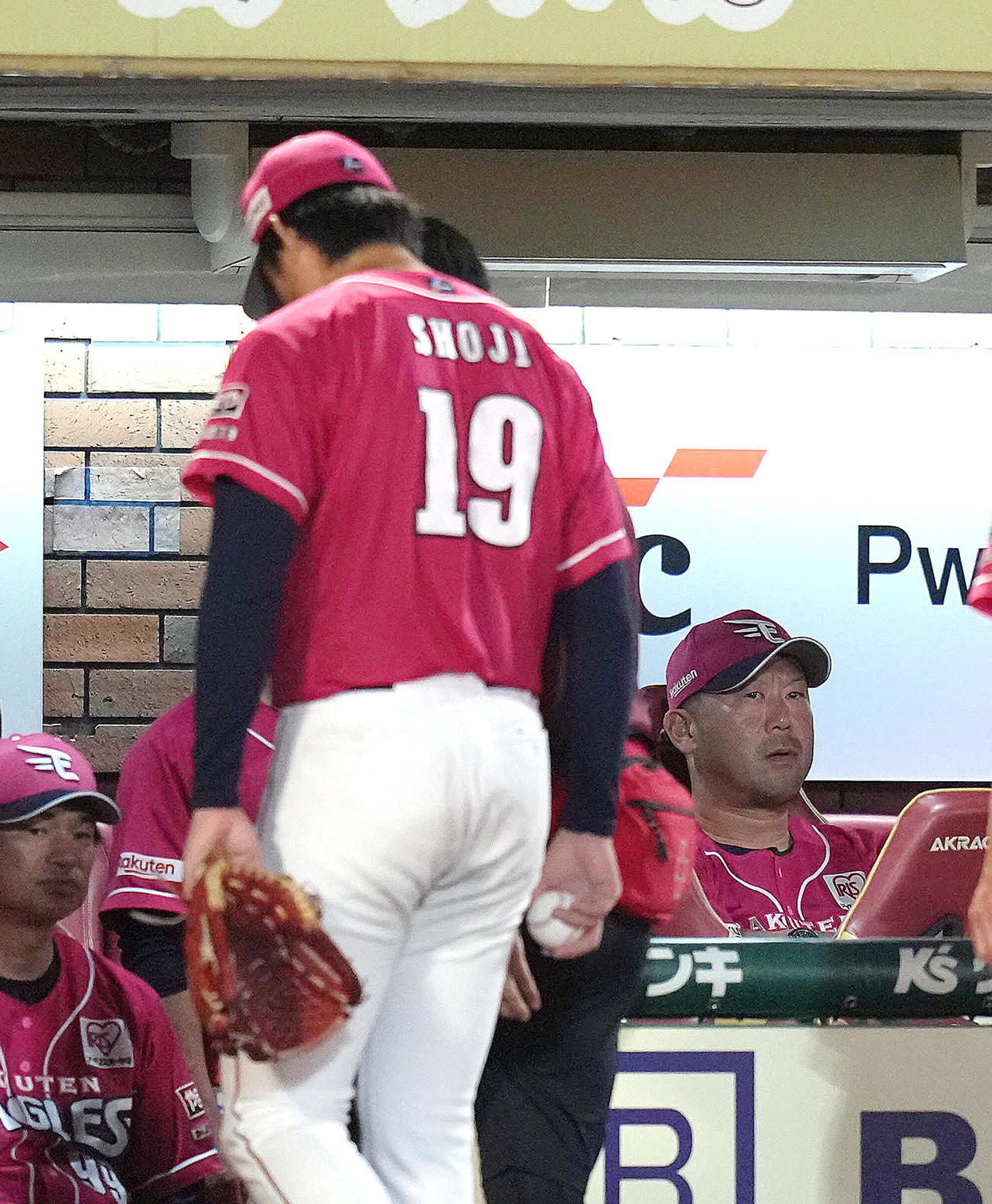 楽天対オリックス　6回、治療のためベンチ裏に下がる荘司（左）。右は三木監督（撮影・足立雅史）