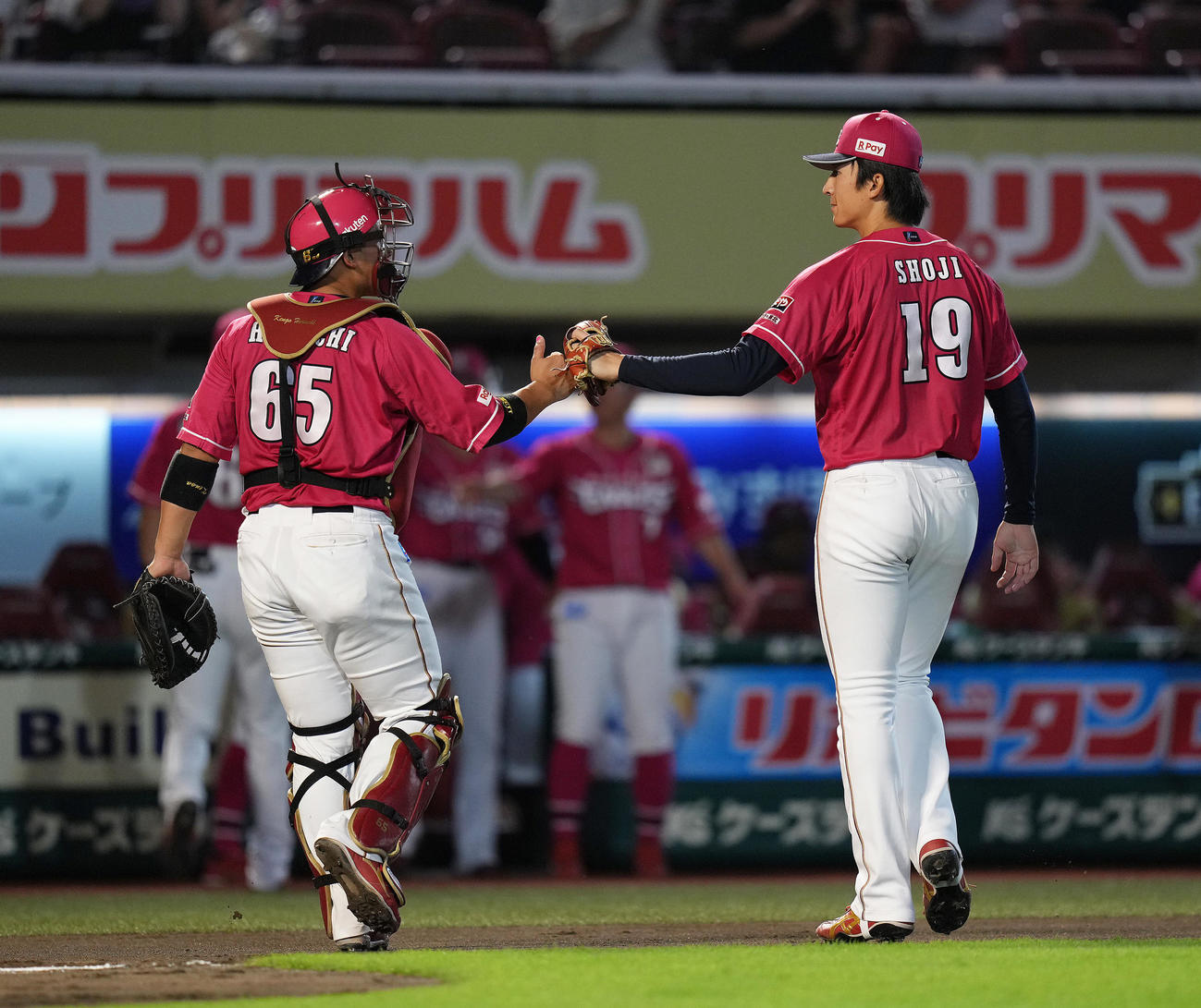楽天対オリックス　4回表オリックス2死二塁、若月を三ゴロに仕留めた荘司（右）は捕手堀内とタッチを交わす（撮影・足立雅史）