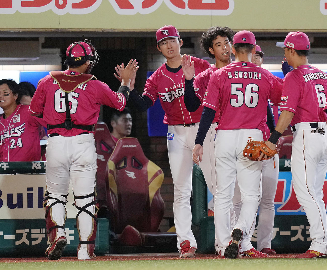 楽天対オリックス　6回途中でマウンドを降りた荘司（左から2人目）は後続を1失点で抑えたナインらを迎える（撮影・足立雅史）