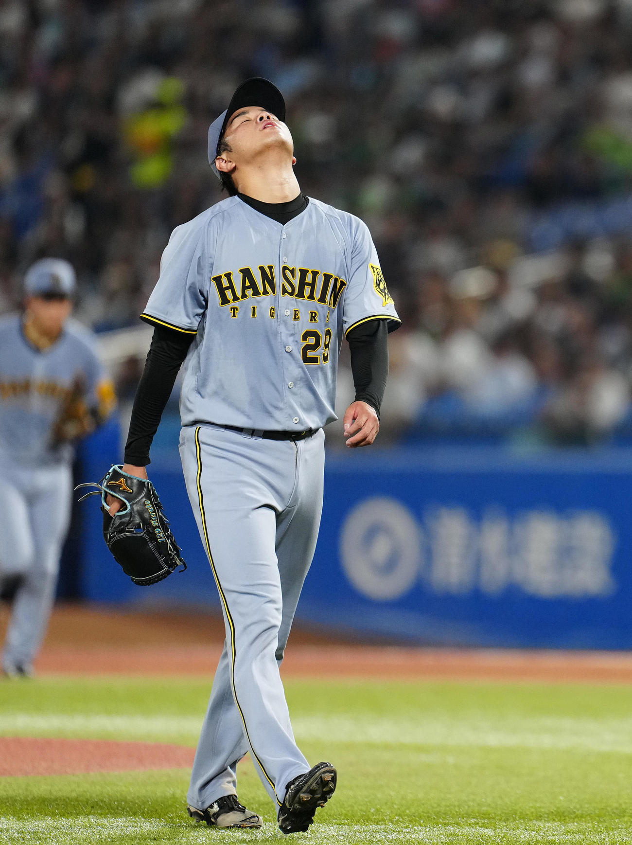 ヤクルト対阪神　4回裏に先制を許し、ベンチへ戻る際に天を仰ぐ阪神先発高橋（撮影・鈴木みどり）
