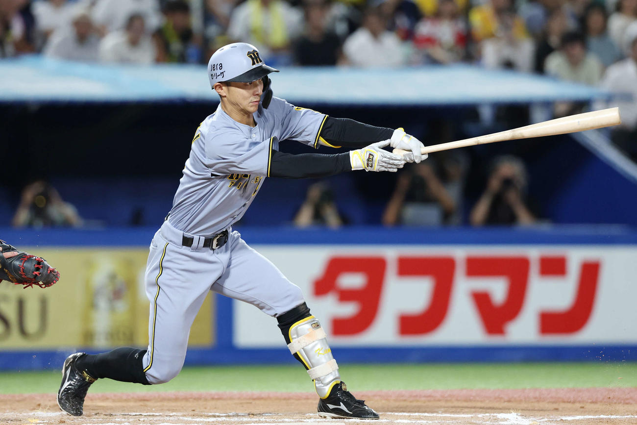 ヤクルト対阪神　10回表阪神1死満塁、中前2点適時打を放つ熊谷（撮影・宮地輝）