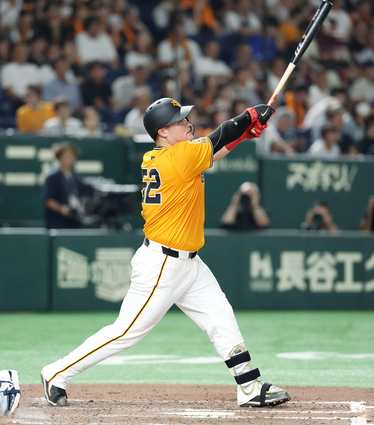 巨人対DeNA 7回裏巨人2死一、二塁、リチャードは右中間3点本塁打を放つ（撮影・鈴木正人）
