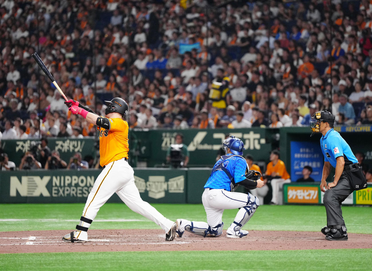 巨人対DeNA 7回裏巨人2死一、二塁、3点本塁打を放つリチャード（撮影・江口和貴）
