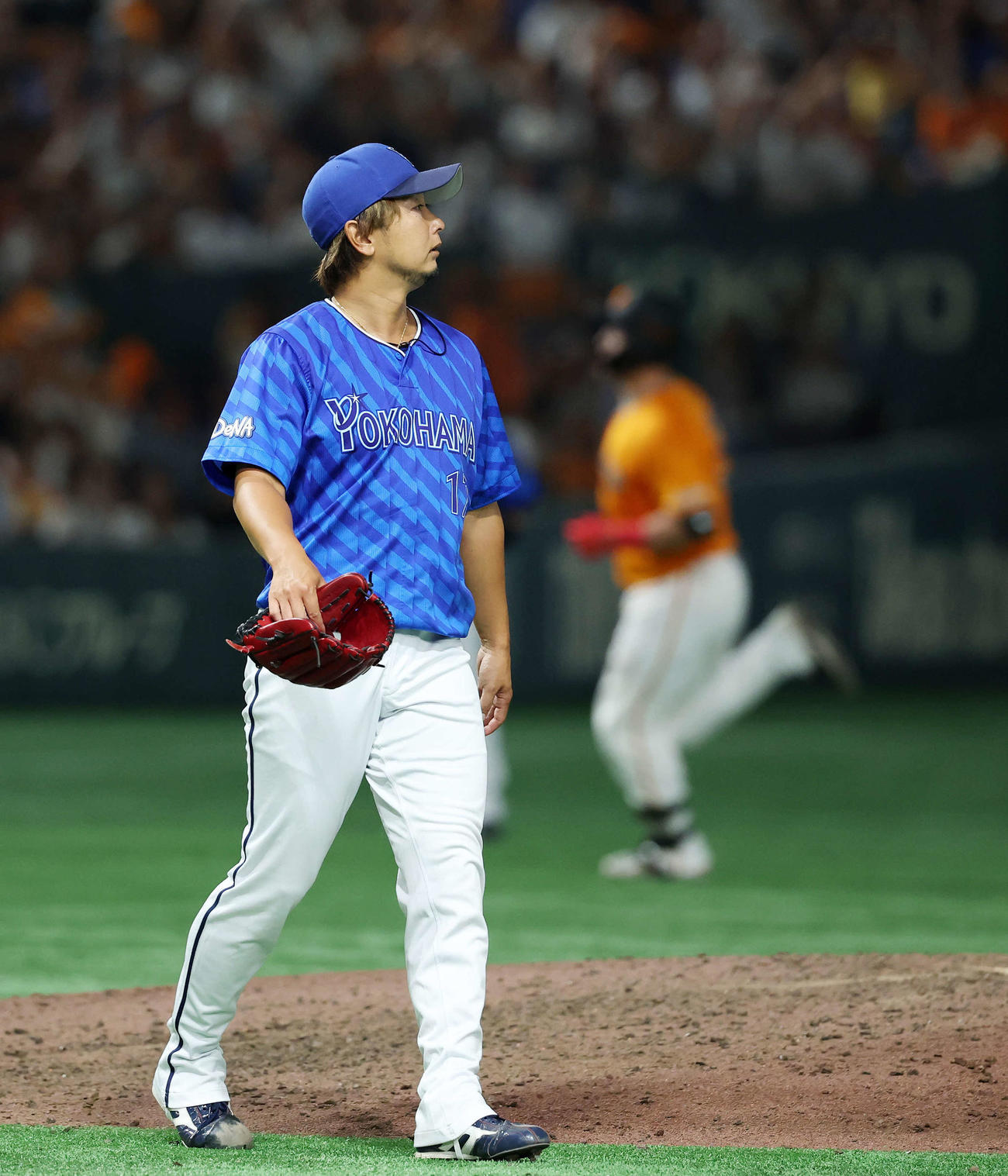 巨人対DeNA 7回裏巨人2死一、二塁、リチャード（右）に右中間3点本塁打を放たれたDeNA三嶋（撮影・鈴木正人）
