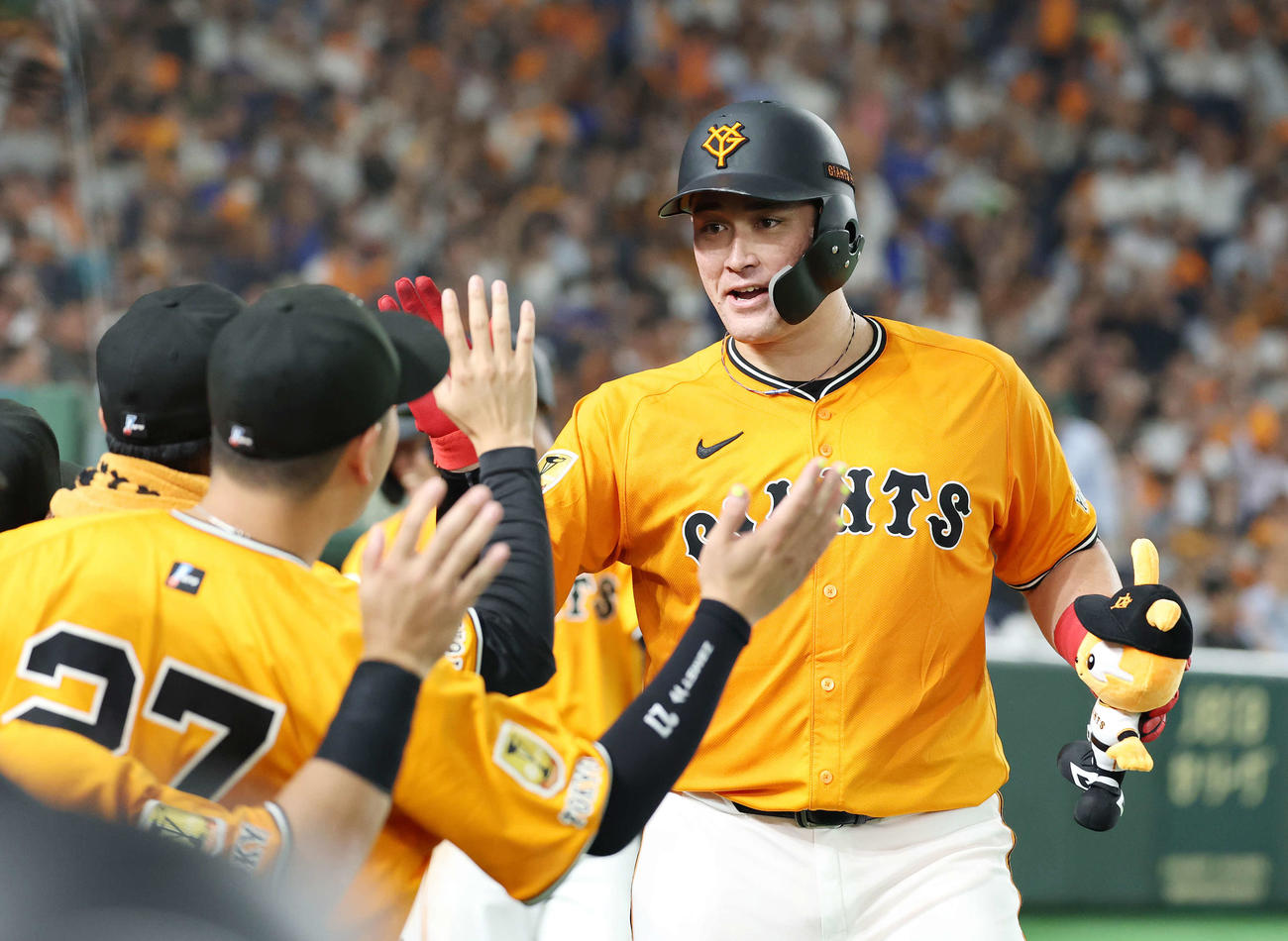 巨人対DeNA 7回裏巨人2死一、二塁、リチャードは右中間3点本塁打を放ちベンチ前で喜ぶ（撮影・鈴木正人）