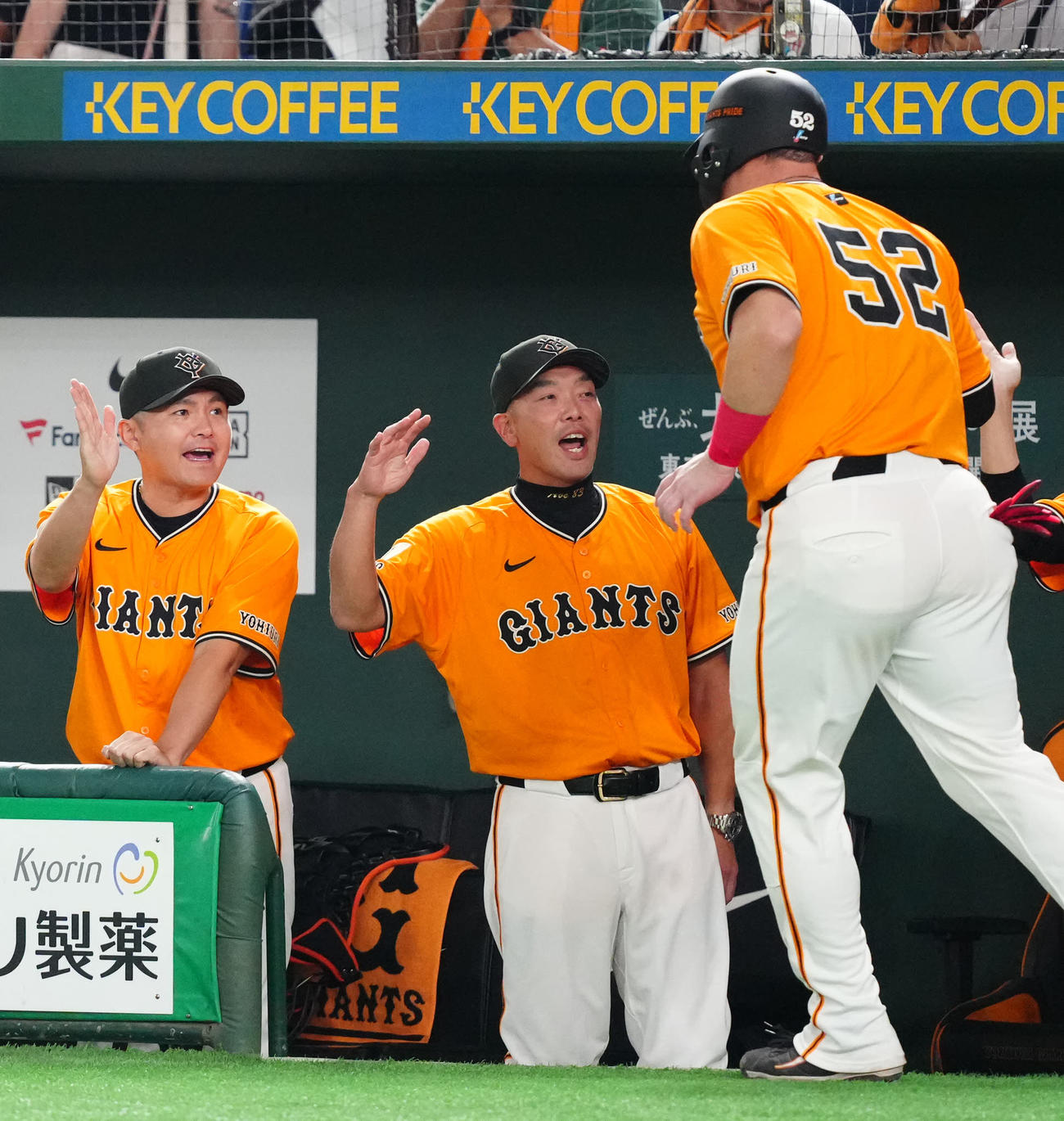 巨人対DeNA 6回裏巨人2死満塁、甲斐の3点適時二塁打で生還したリチャード（右）を迎える阿部監督（中央）。左は杉内投手チーフコーチ（撮影・江口和貴）