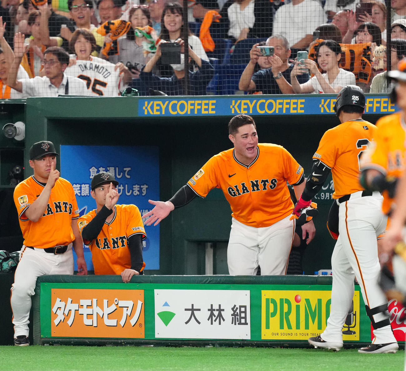 巨人対DeNA 3回裏巨人2死、先制ソロ本塁打を放った岡本（右端）を迎えるリチャード（左から3人目）ら（撮影・江口和貴）