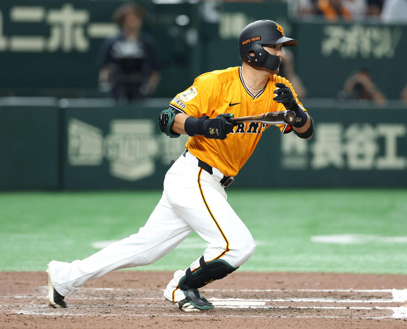 巨人対DeNA 6回裏巨人2死、吉川は一塁内野安打を放つ（撮影・鈴木正人）