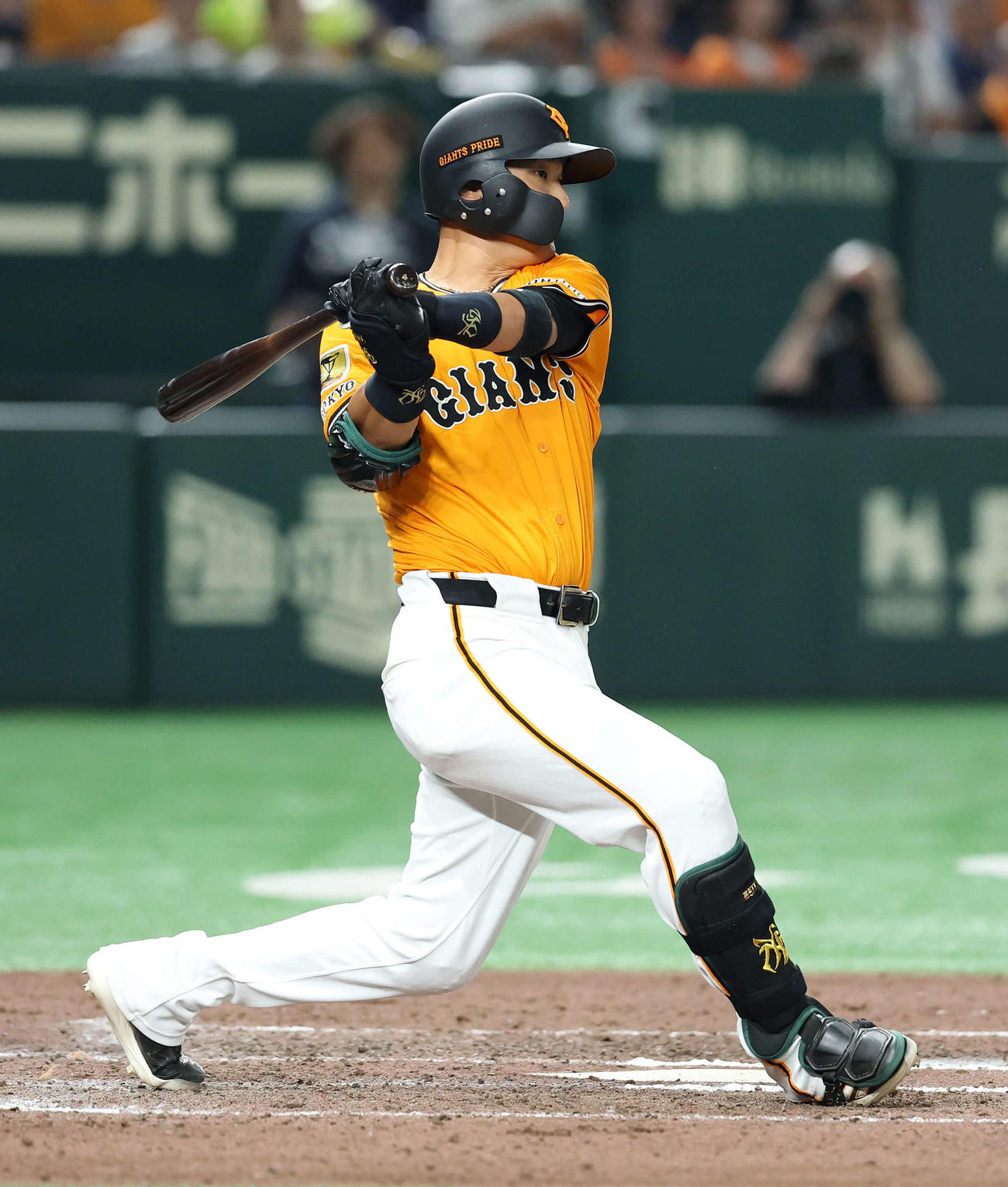 巨人対DeNA 6回裏巨人2死、吉川は一塁内野安打を放つ（撮影・鈴木正人）