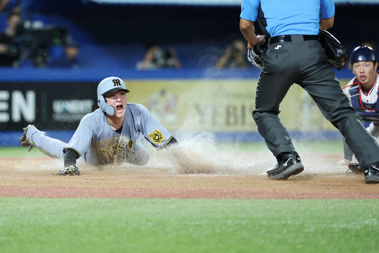 ヤクルト対阪神　10回表阪神1死満塁、熊谷の中前2点適時打で生還する高寺（撮影・宮地輝）