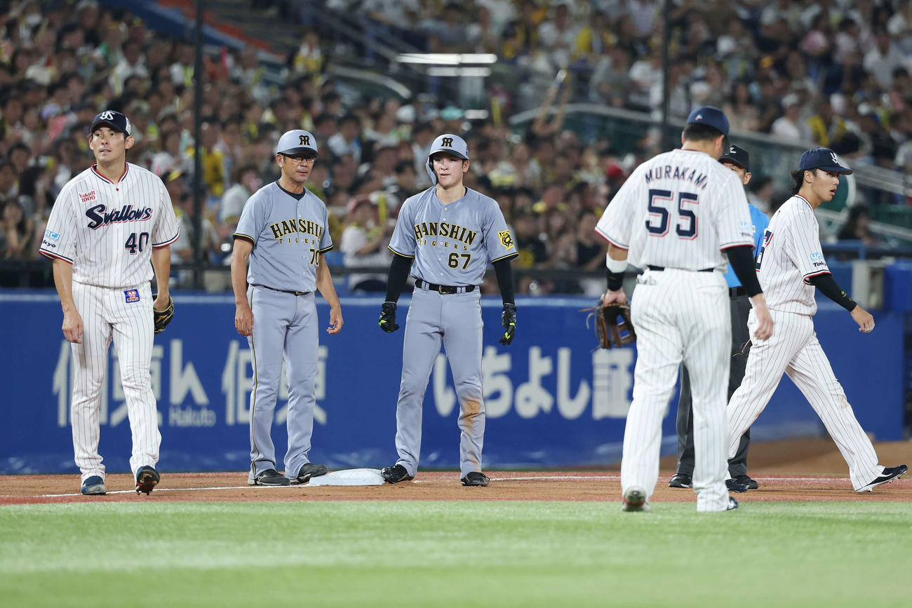 ヤクルト対阪神　5回表阪神無死二塁、坂本の三ゴロを村上が送球する間に三塁に進塁した高寺（撮影・宮地輝）