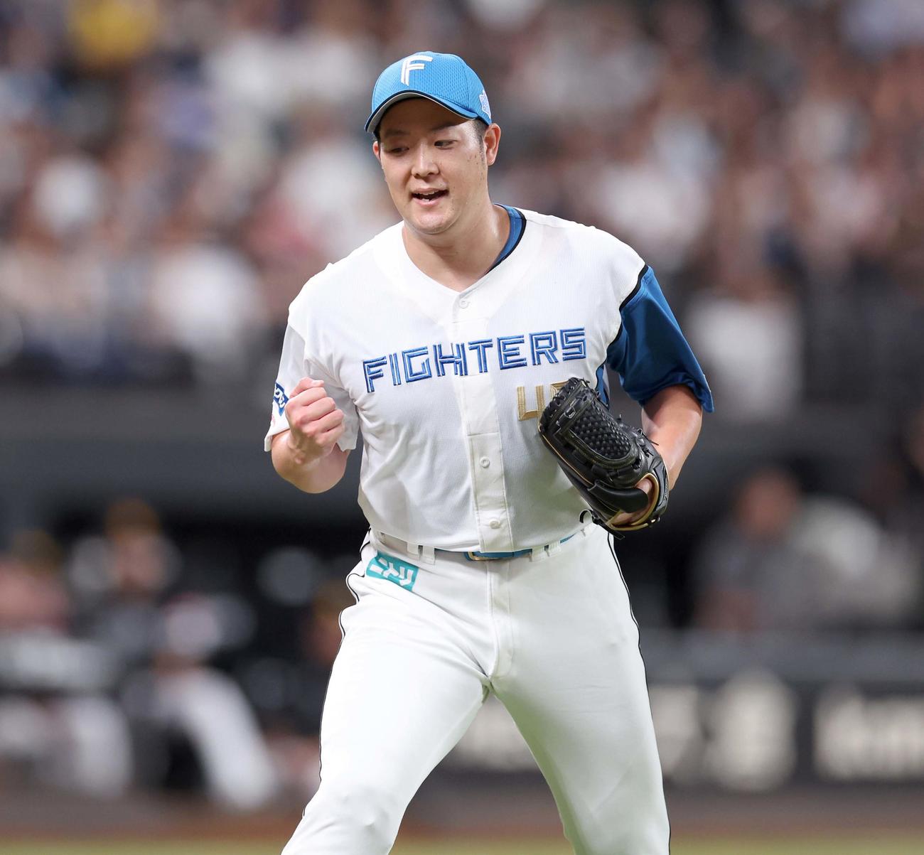 日本ハム対ソフトバンク　8回表、打者を3人で抑えガッツポーズの斎藤（撮影・黒川智章）