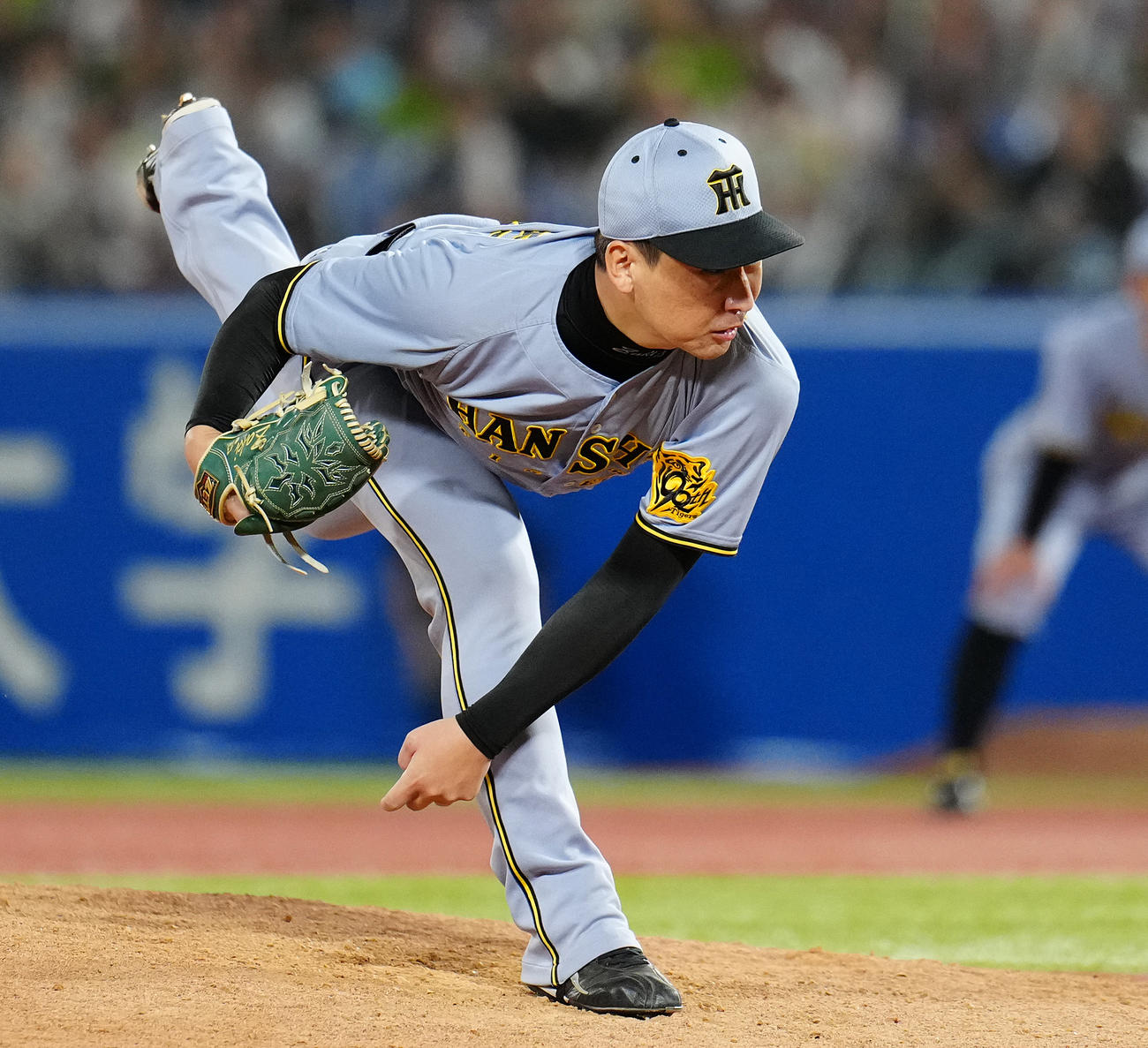 ヤクルト対阪神　10回裏から5番手で登板した阪神岩崎（撮影・鈴木みどり）