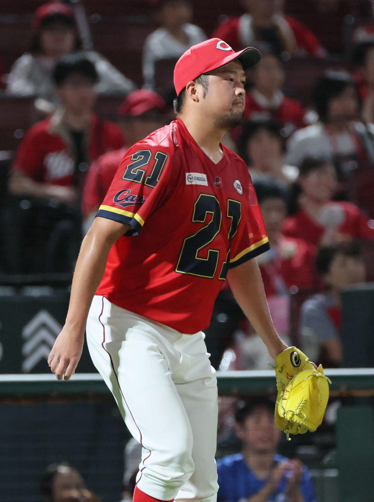 広島対中日　11回表中日1死二、三塁、ロドリゲスに勝ち越しの中前適時打を浴びた中崎（撮影・加藤孝規）
