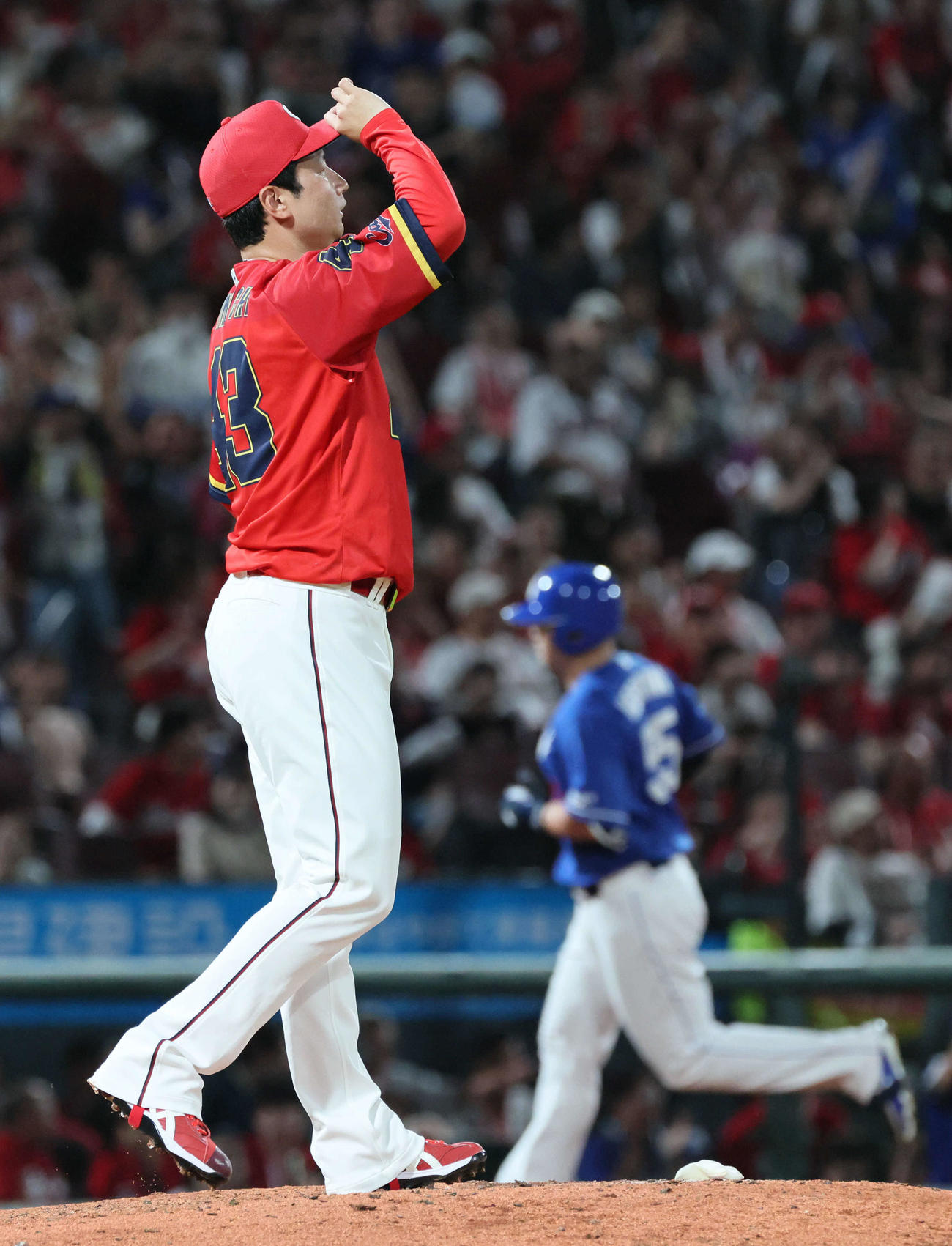 広島対中日　8回表中日1死一塁、細川に逆転の中越え2点本塁打を浴びた島内（撮影・加藤孝規）
