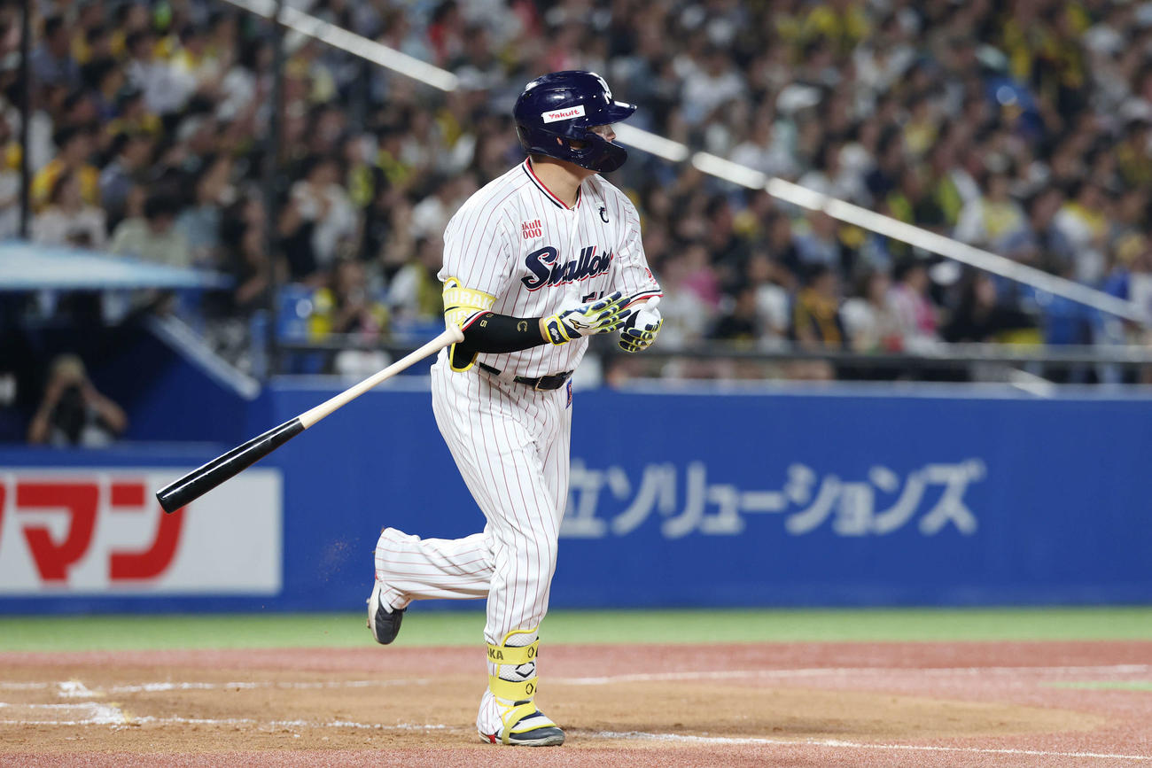 ヤクルト対阪神　4回裏ヤクルト1死、左中間へソロ本塁打を放つ村上（撮影・宮地輝）