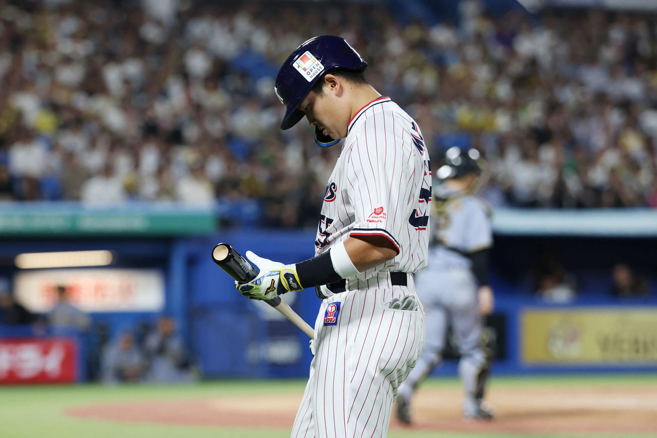 ヤクルト対阪神　9回裏ヤクルト無死一塁、中飛に倒れた村上（撮影・宮地輝）