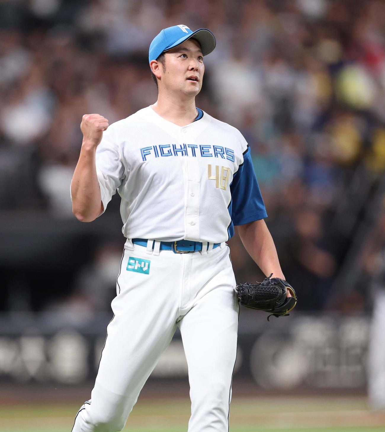 日本ハム対ソフトバンク　8回表ソフトバンク1死、山川を遊ゴロにとりガッツポーズの斎藤（撮影・黒川智章）