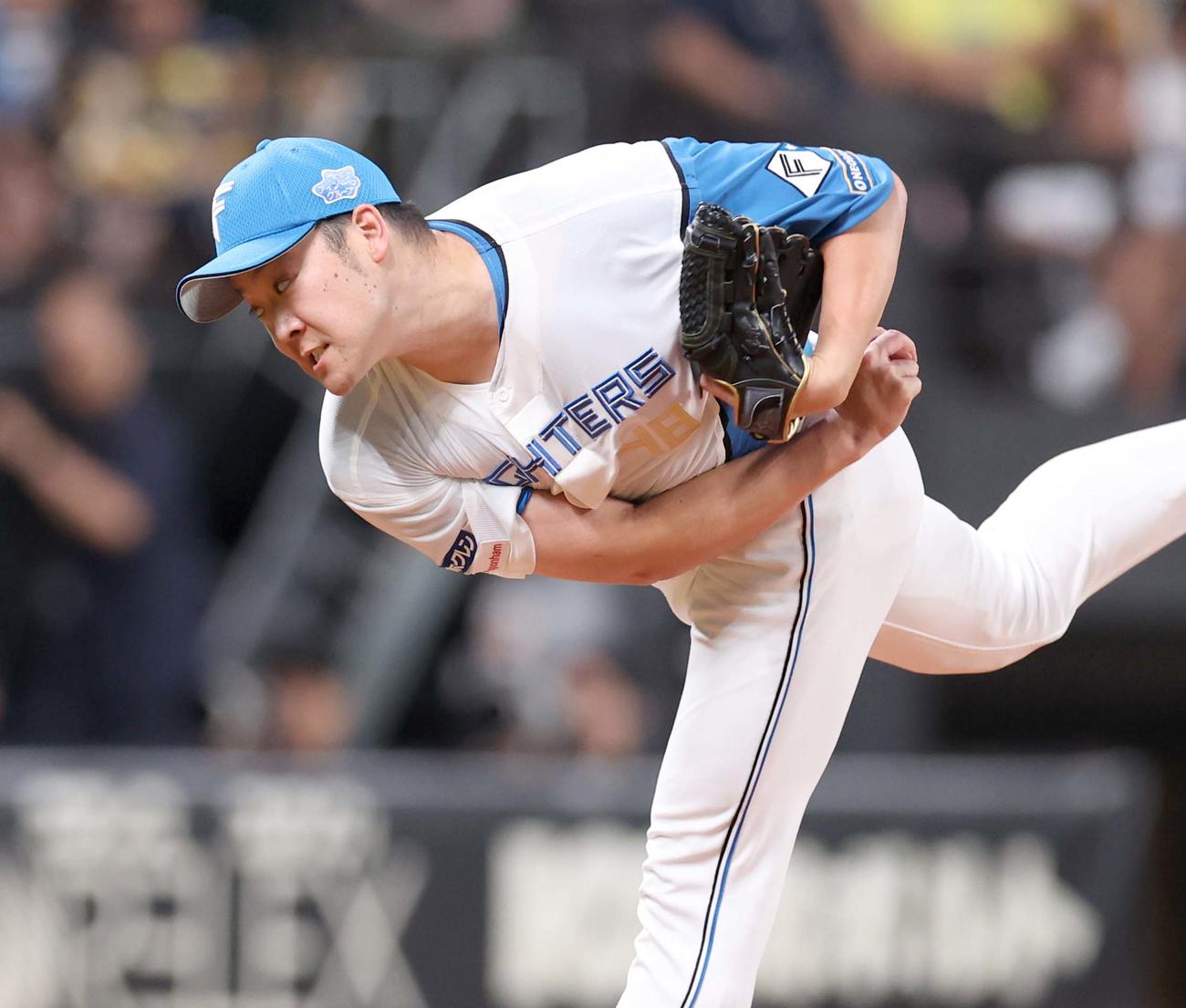 日本ハム対ソフトバンク　8回に登板の斎藤（撮影・黒川智章）