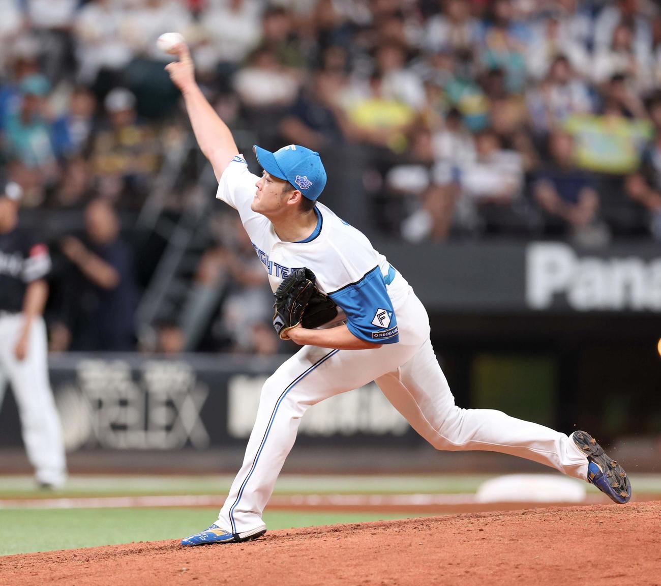 日本ハム対ソフトバンク　8回に登板の斎藤（撮影・黒川智章）