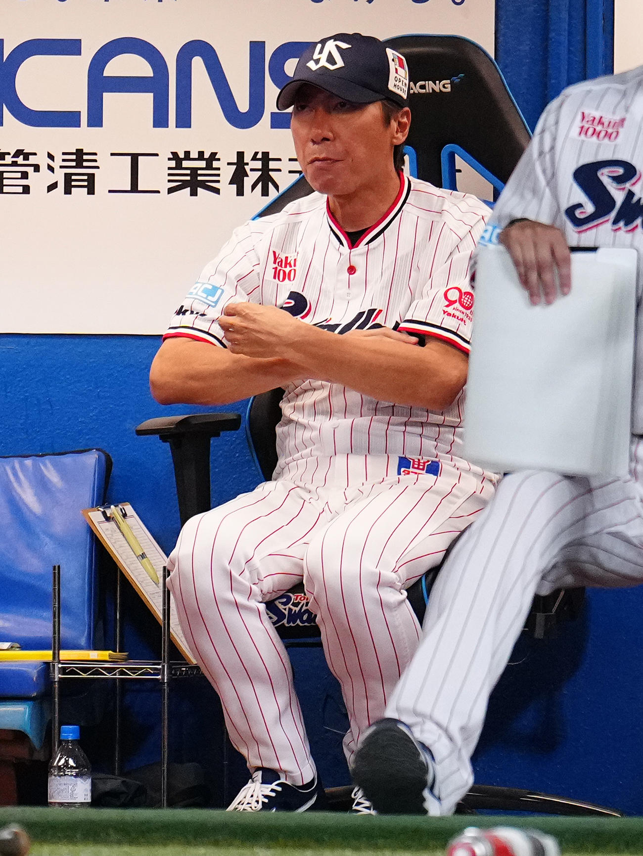 ヤクルト対阪神　ベンチで腕を組むヤクルト高津監督（撮影・鈴木みどり）