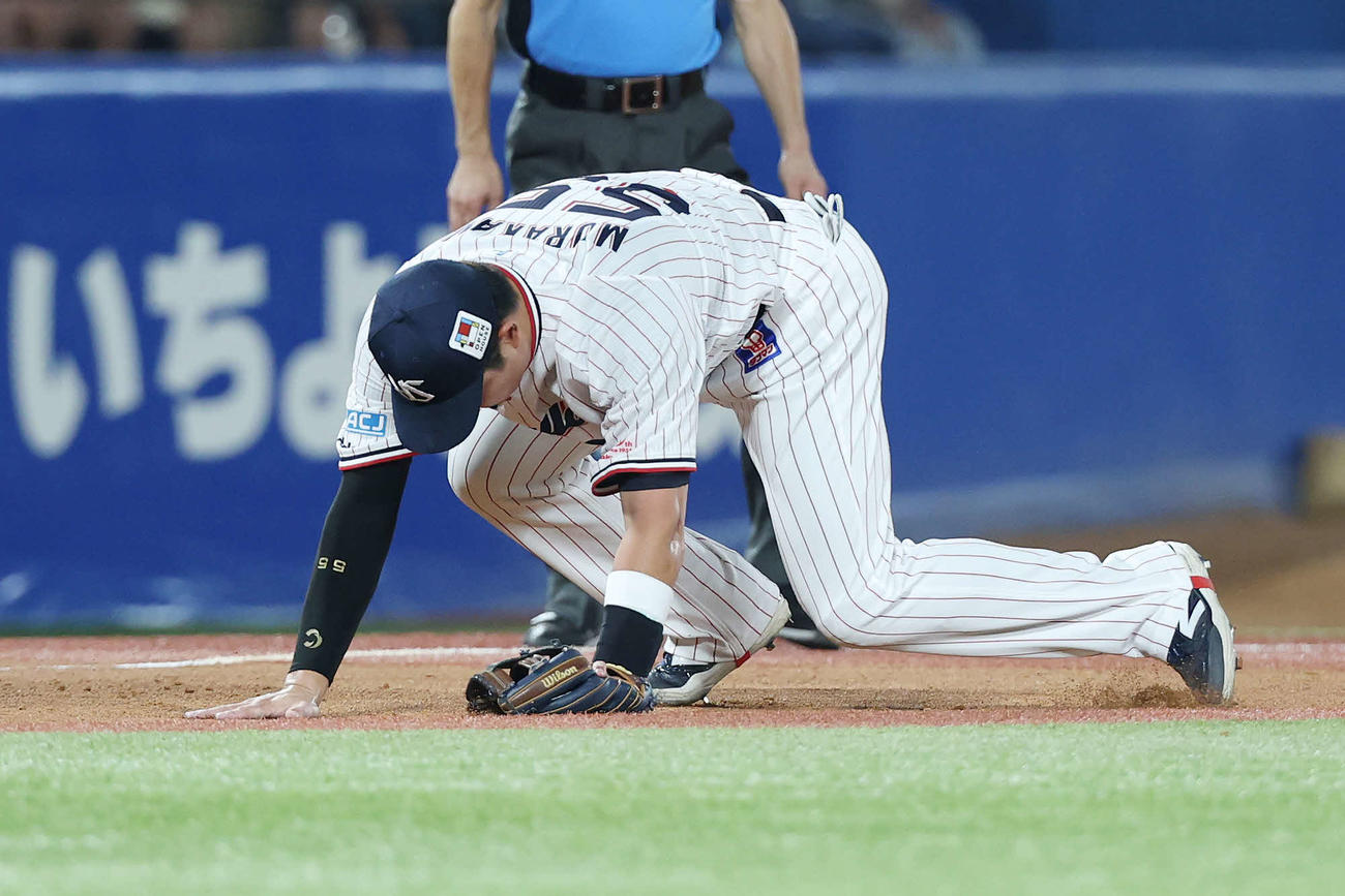 ヤクルト対阪神　5回表阪神1死三塁、熊谷の打球を後逸し失点を許す村上（撮影・宮地輝）