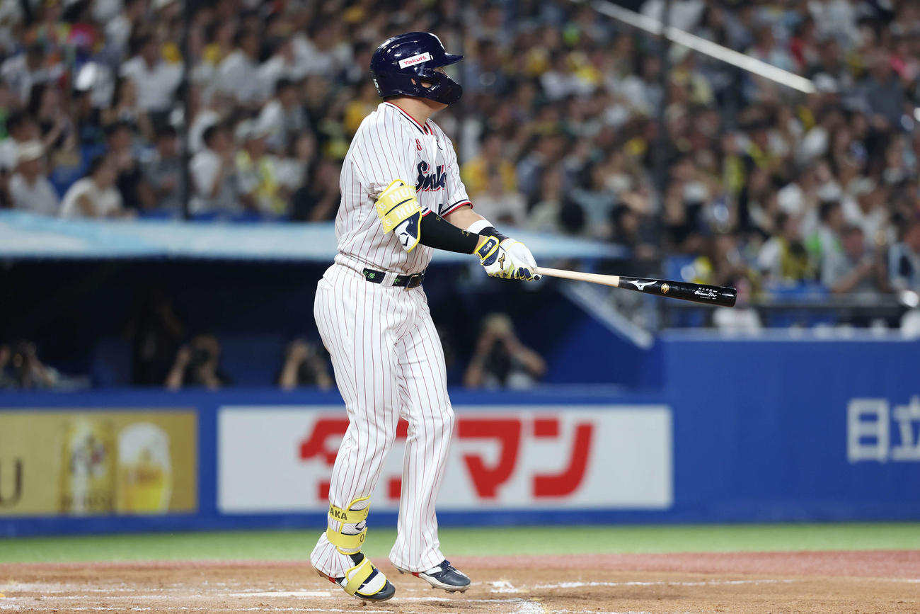 ヤクルト対阪神　4回裏ヤクルト1死、左中間へソロ本塁打を放つ村上（撮影・宮地輝）