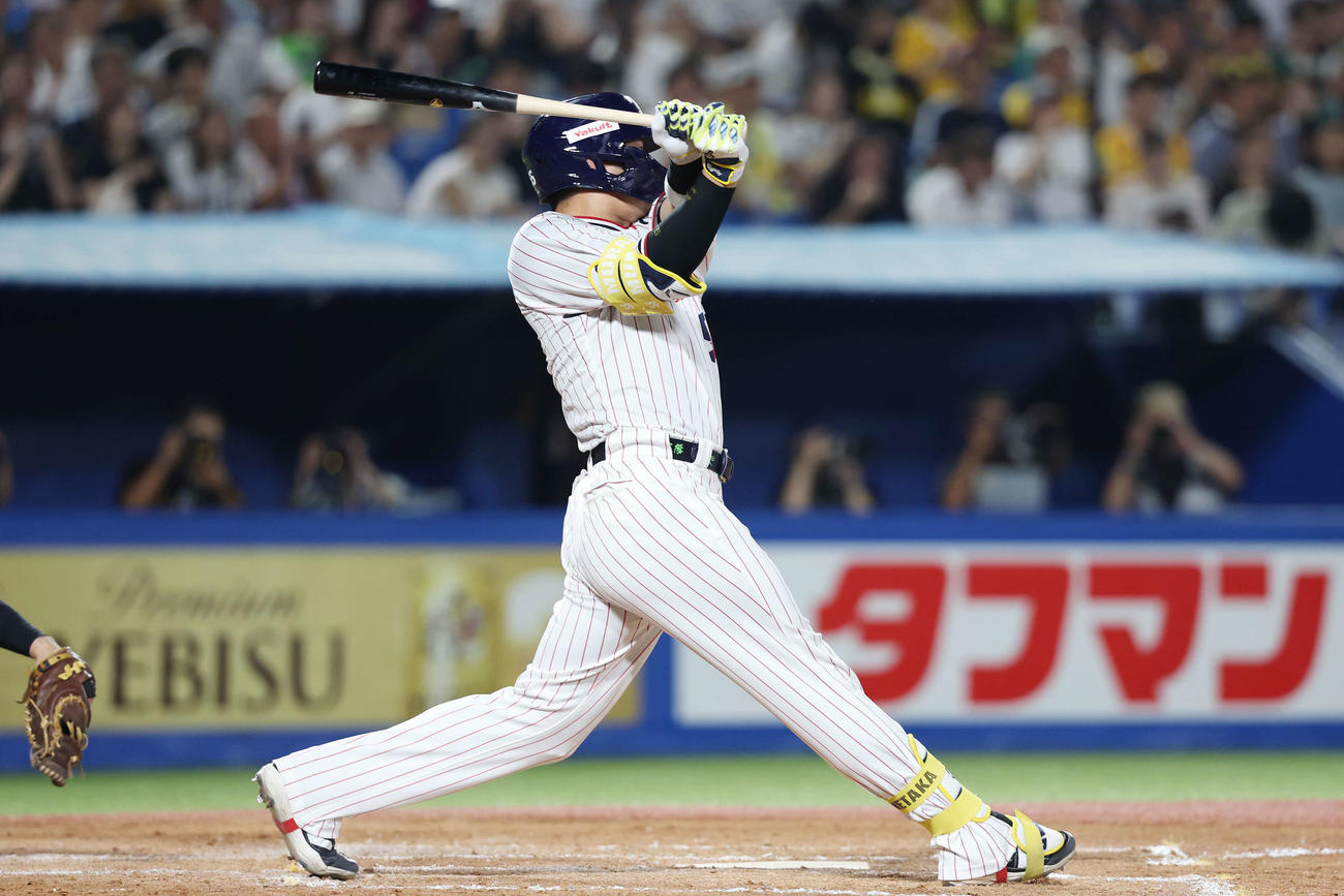ヤクルト対阪神　4回裏ヤクルト1死、左中間へソロ本塁打を放つ村上（撮影・宮地輝）
