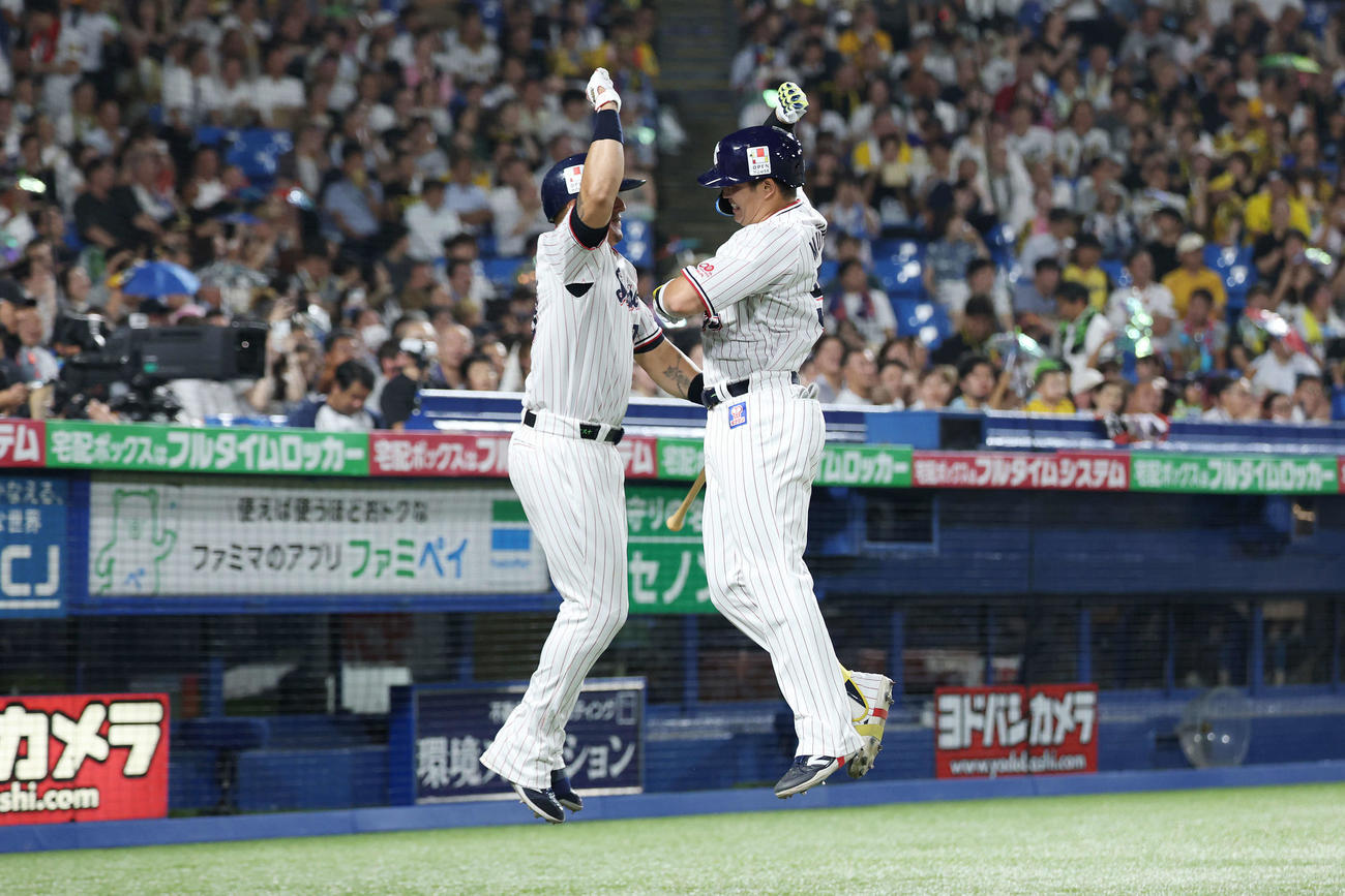 ヤクルト対阪神　4回裏ヤクルト1死、左中間へソロ本塁打を放ちオスナ（左）と喜ぶ村上（撮影・宮地輝）